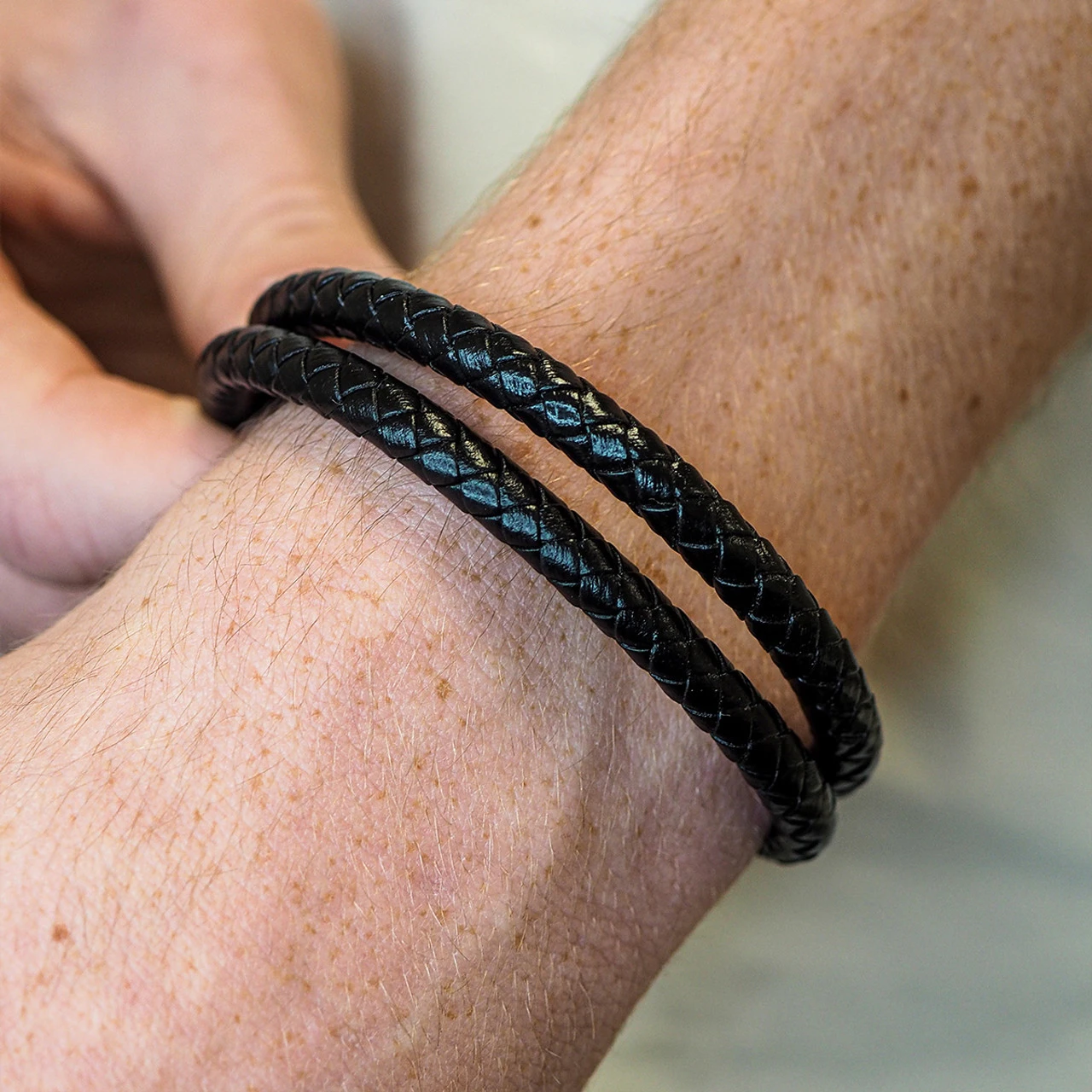 Bracelet "Shadow" Acier Simili Cuir Tressé Noir 4 Bracelet "Shadow" Acier Simili Cuir Tressé Noir – Image 2